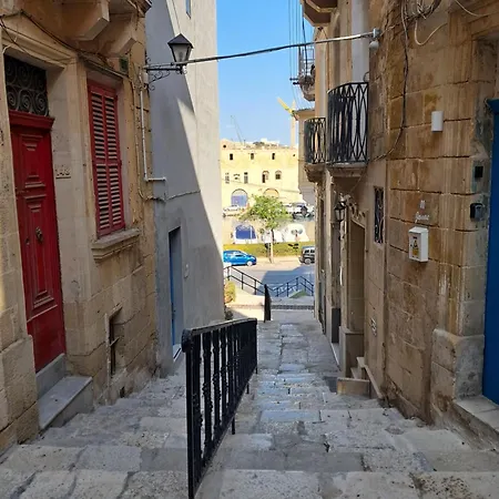 Historical In Bormla Apartman